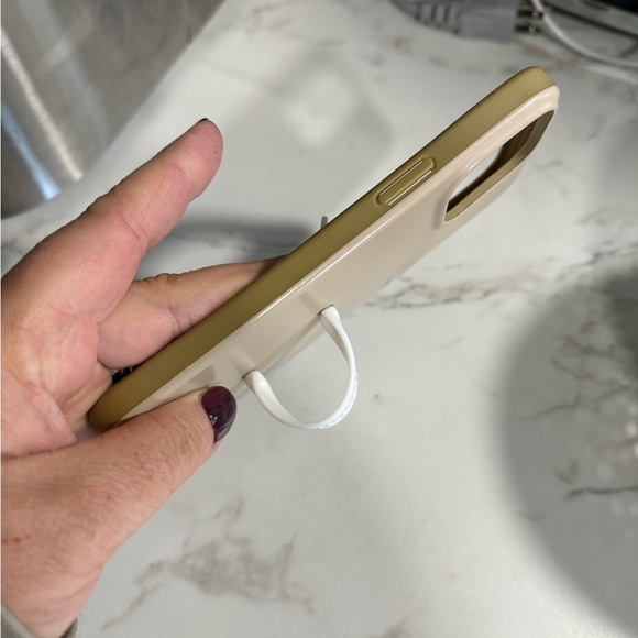 Loopy case - Picture 3 of 5